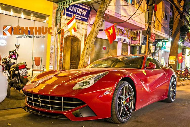 Siêu xe  Ferrari F12 Berlinetta đầu tiên ở Hà Nội được khui công tại cảng Interserco Mỹ Đình vào 28/10/2015 bất ngờ lăn bánh trên đường phố Hà Nội vào những ngày đầu năm mới Tết Bính Thân 2016.